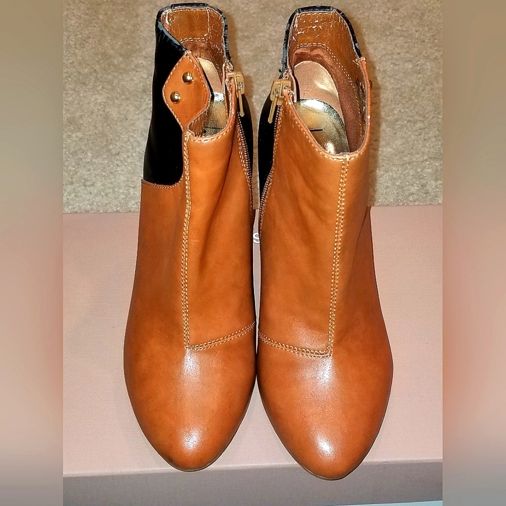 Nicole Miller Tan and Black Ankle Boots with Classic Silhouette Size 7.5